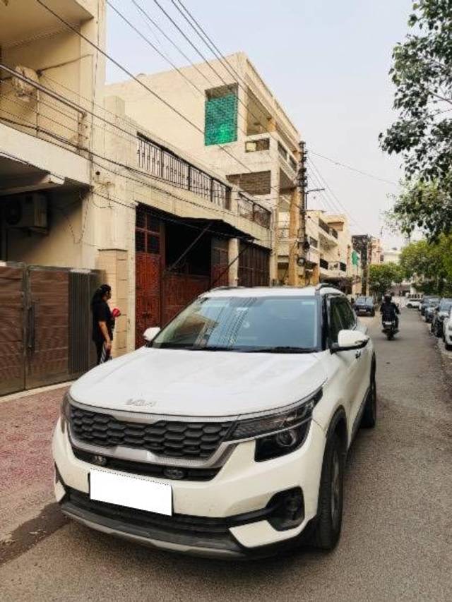 https://images10.gaadi.com/usedcar_image/4520560/original/processed_1c7b7bcc-a45e-4a47-83f4-30b492821aa4.jpeg?imwidth=6402