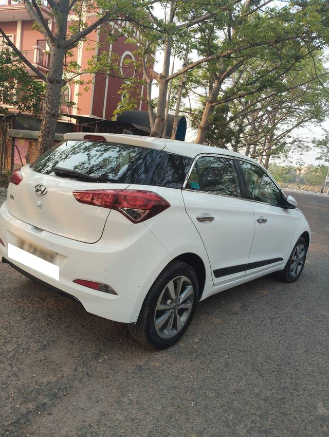 https://images10.gaadi.com/usedcar_image/4520583/original/processed_c7e80c24ddbde7042b730a511b5dd62e.jpg?imwidth=6402