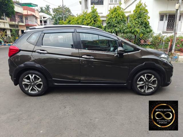 https://images10.gaadi.com/usedcar_image/4520634/original/processed_3af62af9ce2858fdcc3a611cc9f644e8.jpg?imwidth=6401