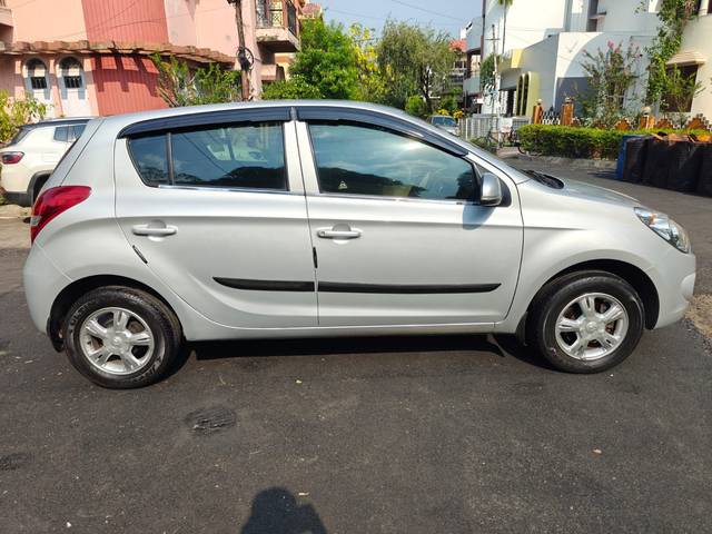 https://images10.gaadi.com/usedcar_image/4520664/original/6344eec5fea97e9734568b9f9dee8a3e.jpg?imwidth=6401