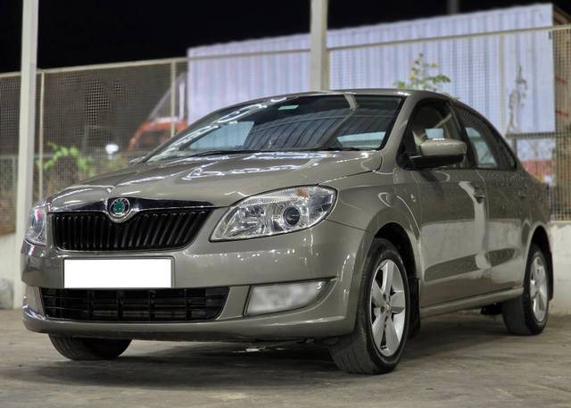 https://images10.gaadi.com/usedcar_image/4520873/original/processed_6e5729e47cb8f499e848984e69b3d95c.jpg?imwidth=6400