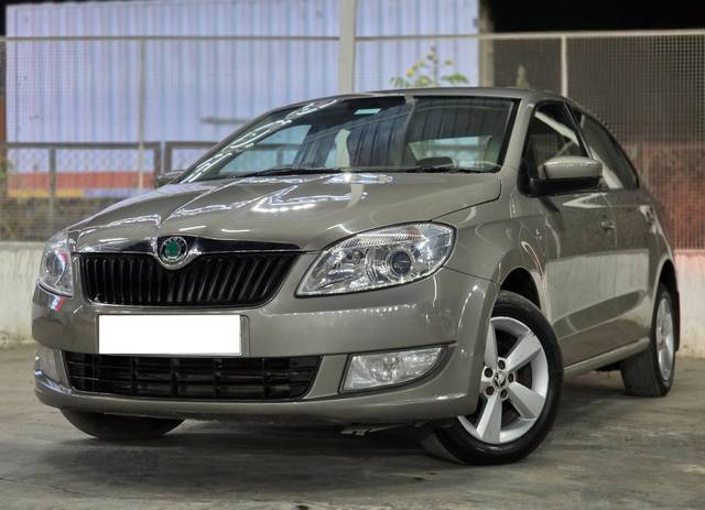 https://images10.gaadi.com/usedcar_image/4520873/original/processed_cf4a2b62f42044171f28ff528733606a.jpg?imwidth=6402