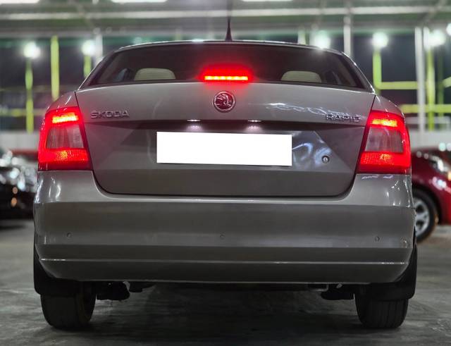 https://images10.gaadi.com/usedcar_image/4520873/original/processed_fb69f3f50059958ababd4f50f6ada879.jpg?imwidth=6401