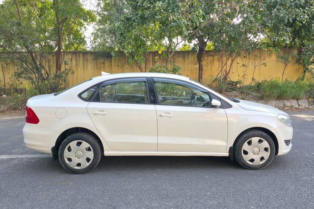https://images10.gaadi.com/usedcar_image/4520897/original/064f8873e154f59cc3964bded86511ae.jpg?imwidth=6401