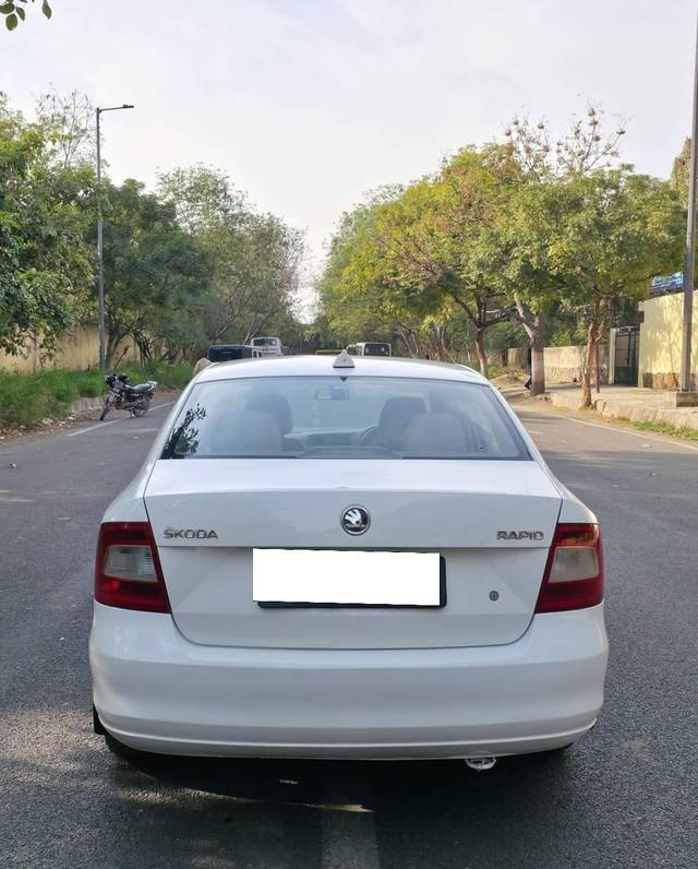 https://images10.gaadi.com/usedcar_image/4520897/original/processed_4f25e8803bb6ea9aa7d944d7181e0ba8.jpg?imwidth=6402