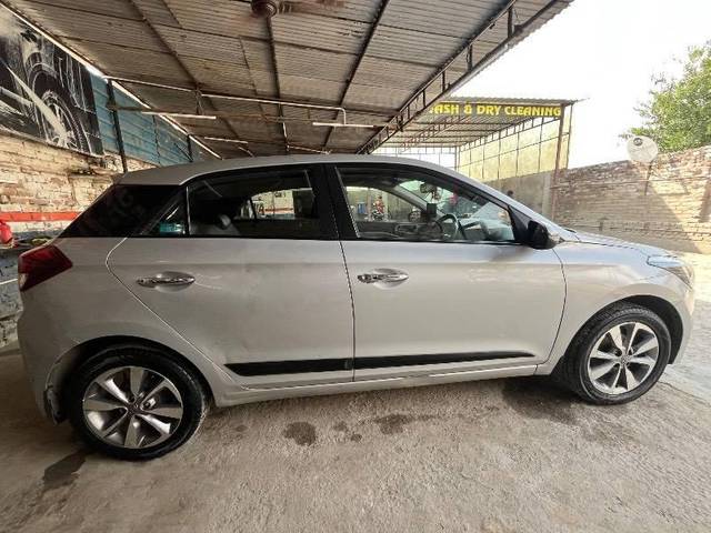 https://images10.gaadi.com/usedcar_image/4521074/original/processed_1287cb69-fae8-462c-95d7-0303156784cb.jpeg?imwidth=6401