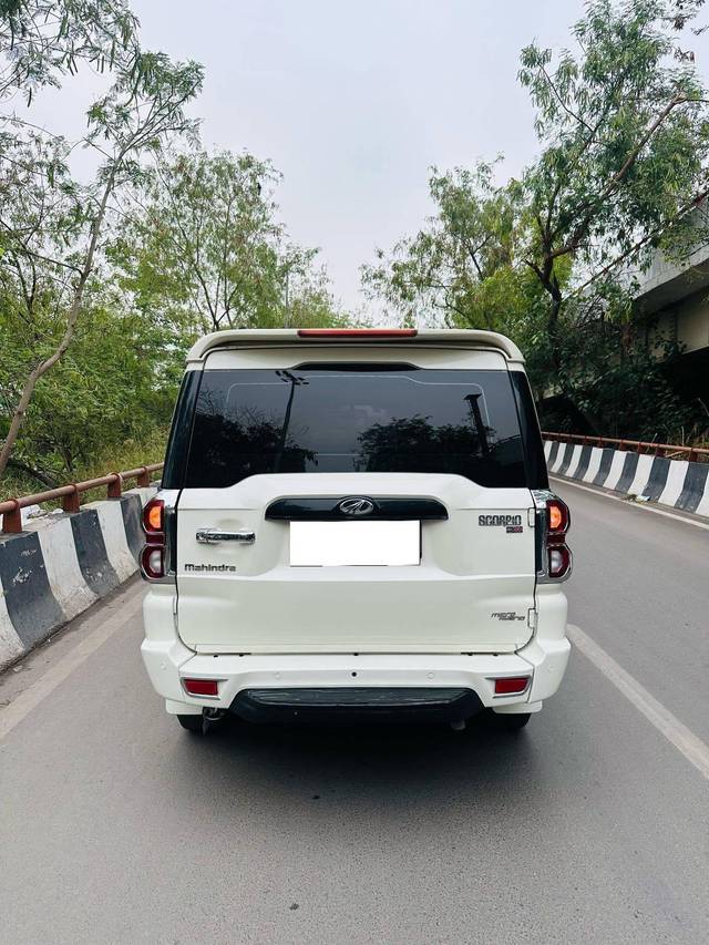 https://images10.gaadi.com/usedcar_image/4521172/original/processed_384293cf6a88fdf047fee003723317ef.jpg?imwidth=6402
