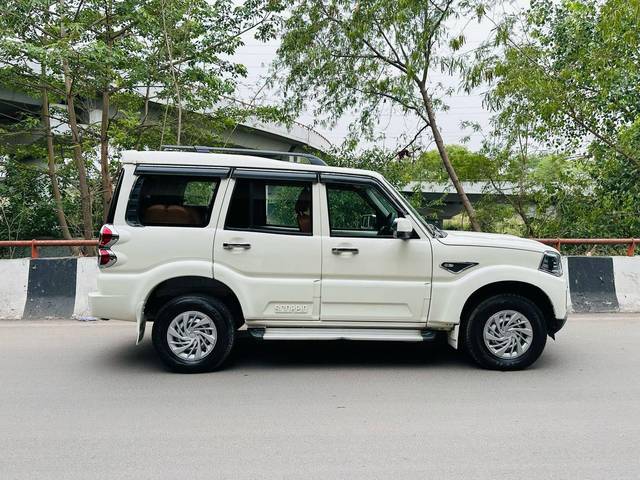 https://images10.gaadi.com/usedcar_image/4521172/original/processed_b1f84c9ab0551a2c7bd9c01b9ca39f97.jpg?imwidth=6401