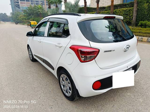 https://images10.gaadi.com/usedcar_image/4521175/original/processed_e8f9f101a3e2d7f735fab0efc821927c.jpg?imwidth=6402
