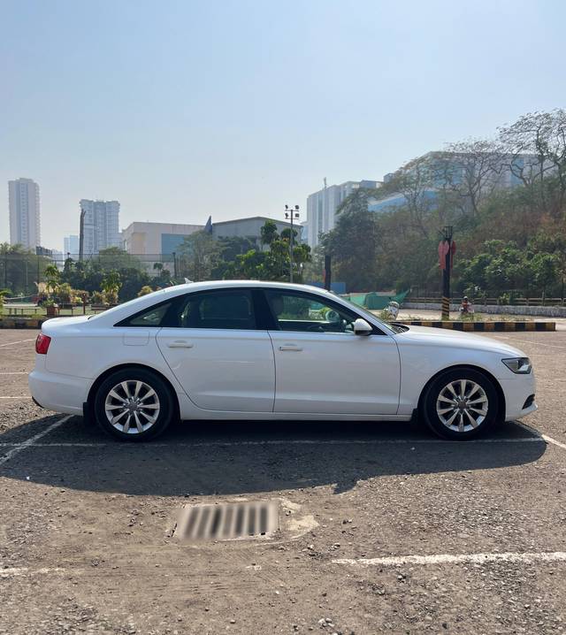 https://images10.gaadi.com/usedcar_image/4521284/original/processed_31b35a22499314f6239a325457c82a08.jpg?imwidth=6401