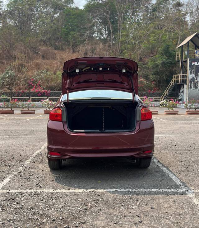 https://images10.gaadi.com/usedcar_image/4521373/original/processed_c8fe0a5ae3fc846b428baebdfa8c67e2.jpeg?imwidth=6401