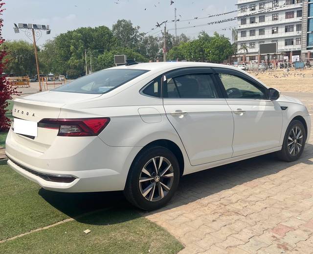 https://images10.gaadi.com/usedcar_image/4521413/original/processed_23c38b9a-d1e0-46d8-878a-9a6dbf94fa16.jpg?imwidth=6401