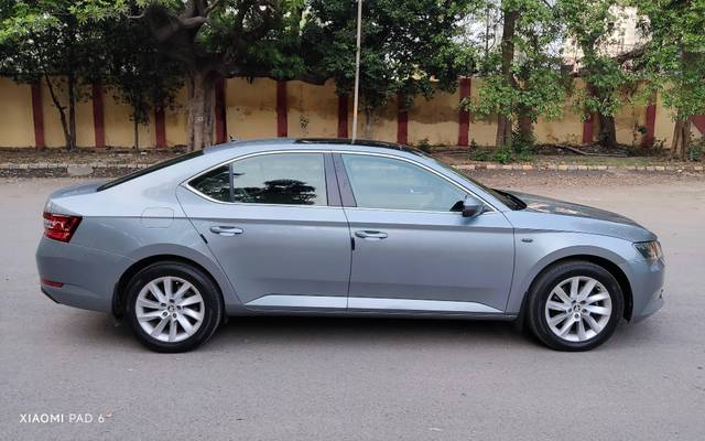 https://images10.gaadi.com/usedcar_image/4521433/original/processed_8926b9af-4fb8-4f1a-b058-3ed9a38c1899.jpg?imwidth=6401