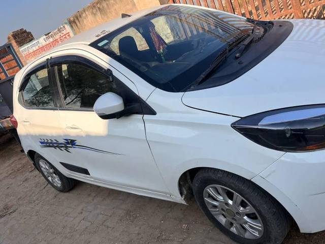 https://images10.gaadi.com/usedcar_image/4521443/original/processed_f342964b-a5c7-4952-9e52-d59213fd45bb.jpg?imwidth=6401