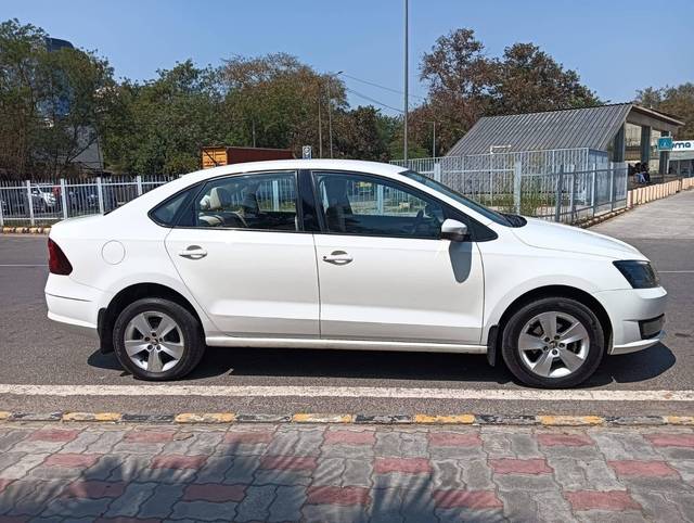https://images10.gaadi.com/usedcar_image/4521484/original/processed_a3fa73056573f403ff97865bd24018f0.jpg?imwidth=6401