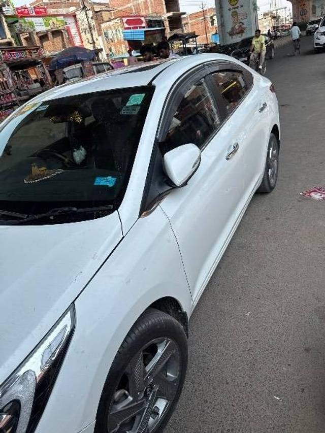 https://images10.gaadi.com/usedcar_image/4521488/original/processed_a8f5a0b1-ab54-4d71-b144-d95572760aa7.jpg?imwidth=6401