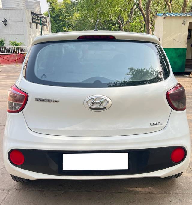 https://images10.gaadi.com/usedcar_image/4521505/original/processed_b83fd3a6-6646-4947-84e1-8e1e71b01bab.jpg?imwidth=6402
