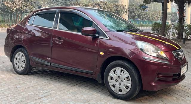 https://images10.gaadi.com/usedcar_image/4521535/original/processed_65864e87-889d-4dd9-ba43-56558d87cef0.jpg?imwidth=6400