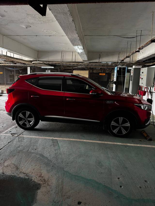 https://images10.gaadi.com/usedcar_image/4521543/original/processed_62887970-1c70-4463-b1c9-0f0e5ef5e2fd.jpg?imwidth=6401