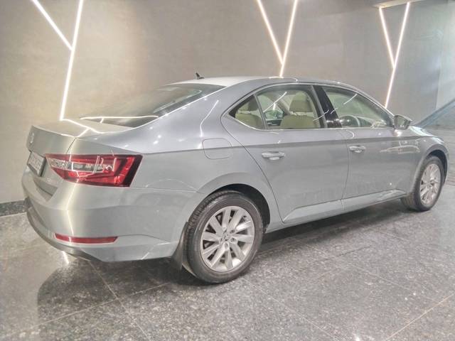 https://images10.gaadi.com/usedcar_image/4521598/original/processed_4002db2ec430f988ee09a72b00feeff6.jpg?imwidth=6402