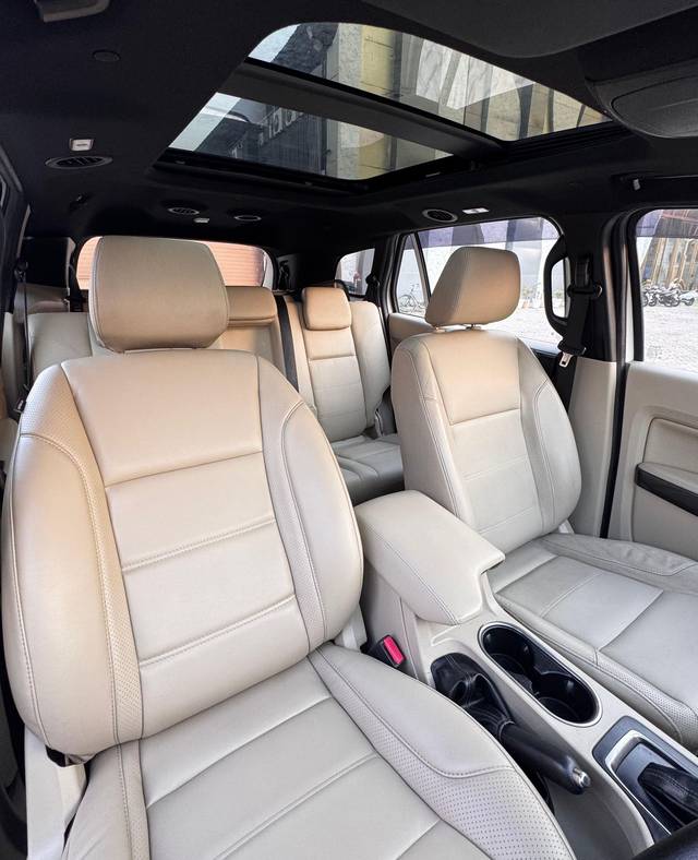 https://images10.gaadi.com/usedcar_image/4521607/original/83bae9c092f5921bb9137ea70c5f1775.jpeg?imwidth=6402