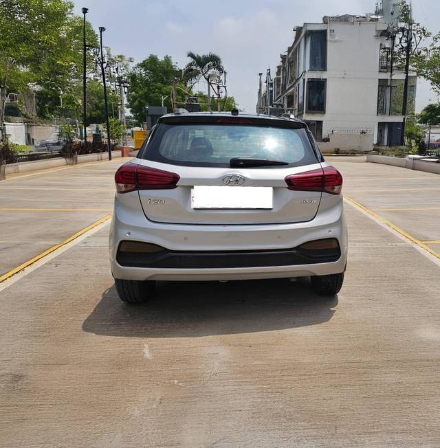 https://images10.gaadi.com/usedcar_image/4521624/original/processed_cda92be1cea2c315f3c8b032fe0b45b3.jpg?imwidth=6402