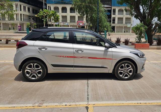 https://images10.gaadi.com/usedcar_image/4521624/original/processed_e41bab661cfc264c822b484cb1e979d8.JPG?imwidth=6401