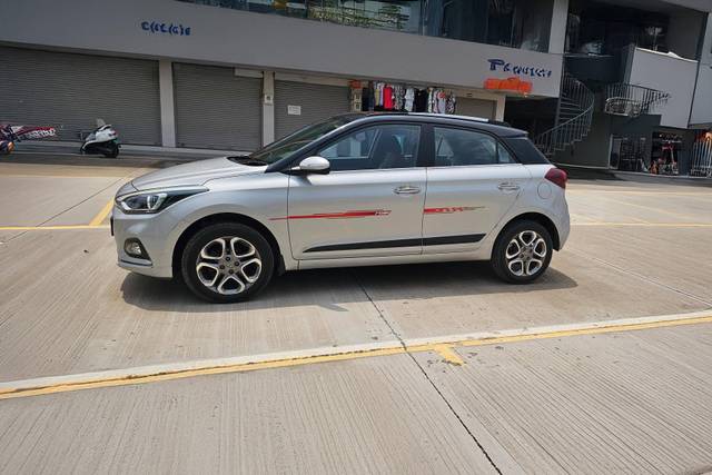https://images10.gaadi.com/usedcar_image/4521624/original/processed_ff56c157b840b269f782411ec59395c4.jpg?imwidth=6400