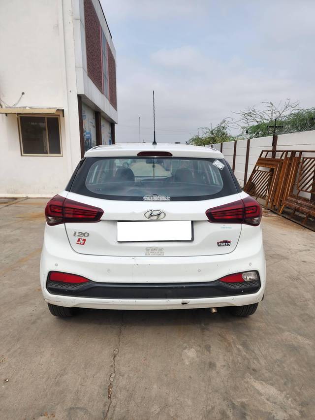 https://images10.gaadi.com/usedcar_image/4521628/original/processed_cad4fadfb51401b9f358ffa5c71a653e.jpg?imwidth=6401