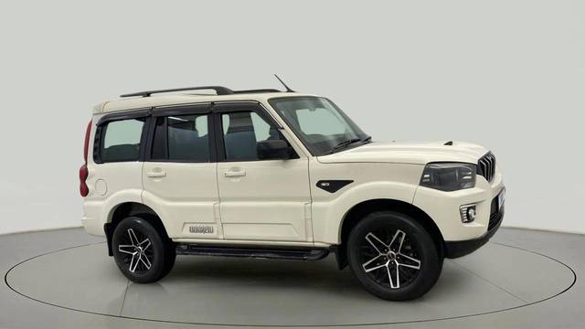 https://images10.gaadi.com/usedcar_image/4521632/original/a389fb4019bdbcfc1e6f9160a23ea720.jpg?imwidth=6400