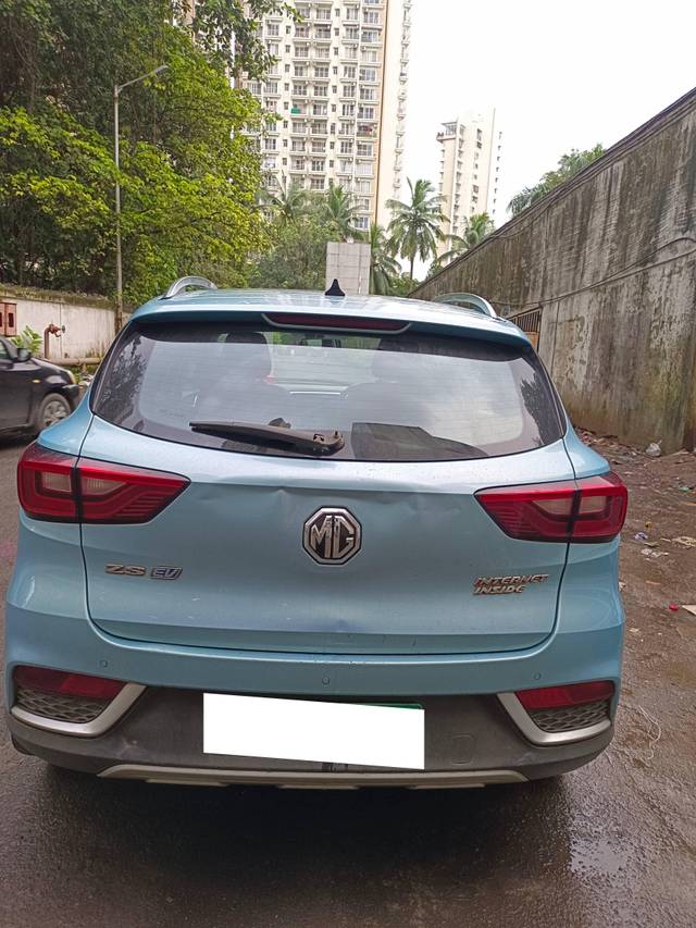 https://images10.gaadi.com/usedcar_image/4521704/original/processed_14c061cb5a29c89a0474f799d33bb928.jpg?imwidth=6402