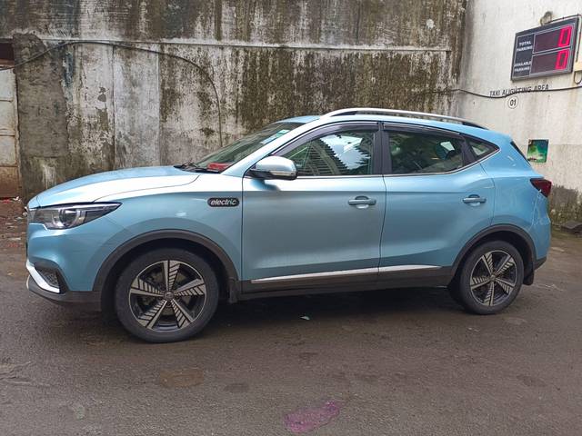 https://images10.gaadi.com/usedcar_image/4521704/original/processed_5aec05f45fa9c052e2c528af0c4c2ba6.jpg?imwidth=6400