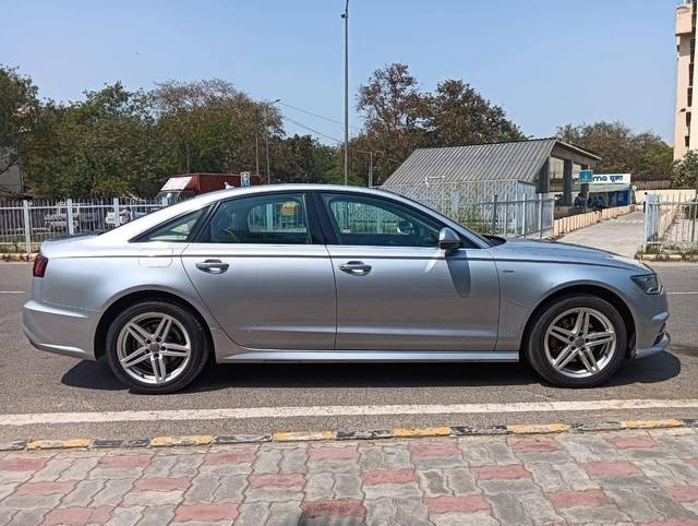 https://images10.gaadi.com/usedcar_image/4521714/original/processed_b8c65b816067496a2305c24839b12945.jpg?imwidth=6401