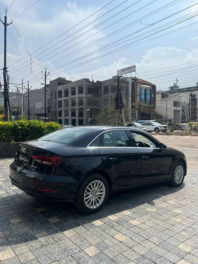 https://images10.gaadi.com/usedcar_image/4521730/original/processed_22a48be51e015e40d0b909489ea3a100.jpg?imwidth=6402