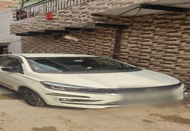 https://images10.gaadi.com/usedcar_image/4521850/original/268e6394-5da6-4635-be53-7642fa94cb51.?imwidth=6400