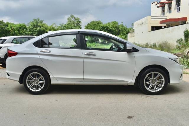 https://images10.gaadi.com/usedcar_image/4521872/original/cfc73f4f82d5fe50a8e3823b43742745.jpg?imwidth=6401