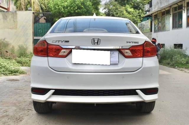 https://images10.gaadi.com/usedcar_image/4521872/original/processed_1bf76c19c1f927170a5425482c842820.jpg?imwidth=6402