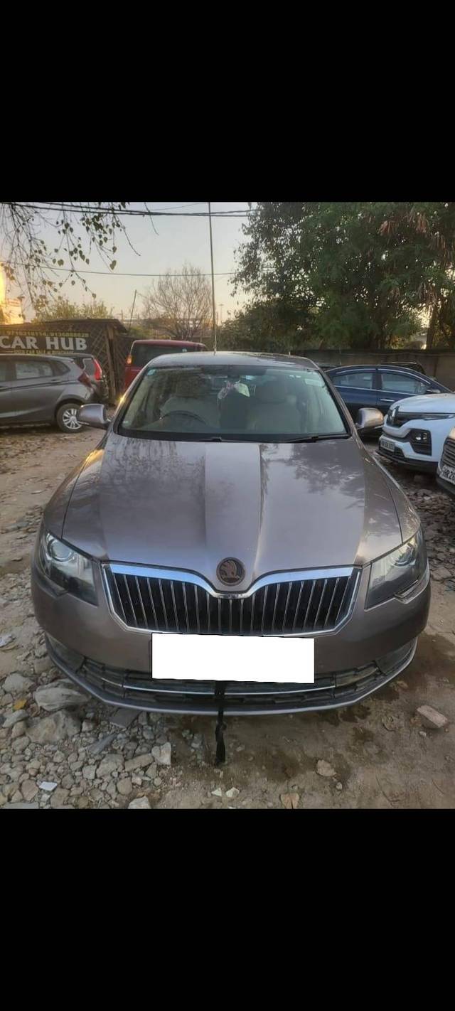 https://images10.gaadi.com/usedcar_image/4521874/original/processed_55632faa14e65bcec29c584ba3bb45c8.jpg?imwidth=6402
