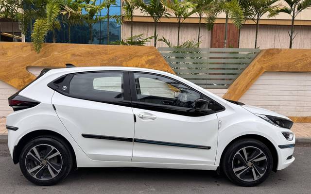 https://images10.gaadi.com/usedcar_image/4521875/original/processed_3e5cde7f2cfe24e91dc317e389ec104e.jpg?imwidth=6401