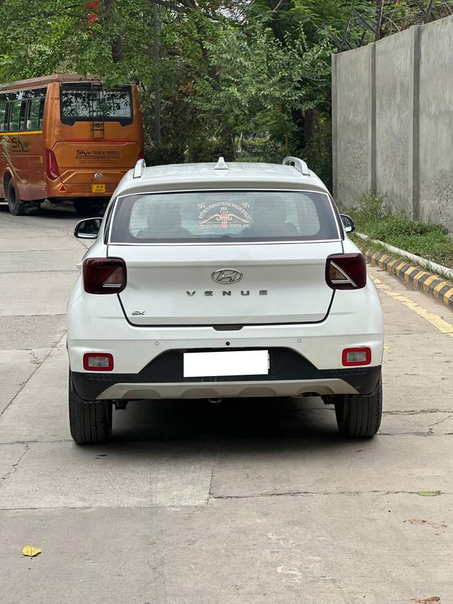 https://images10.gaadi.com/usedcar_image/4521897/original/processed_298d47cdbab400c2eb2addcdc0ed451f.jpg?imwidth=6402