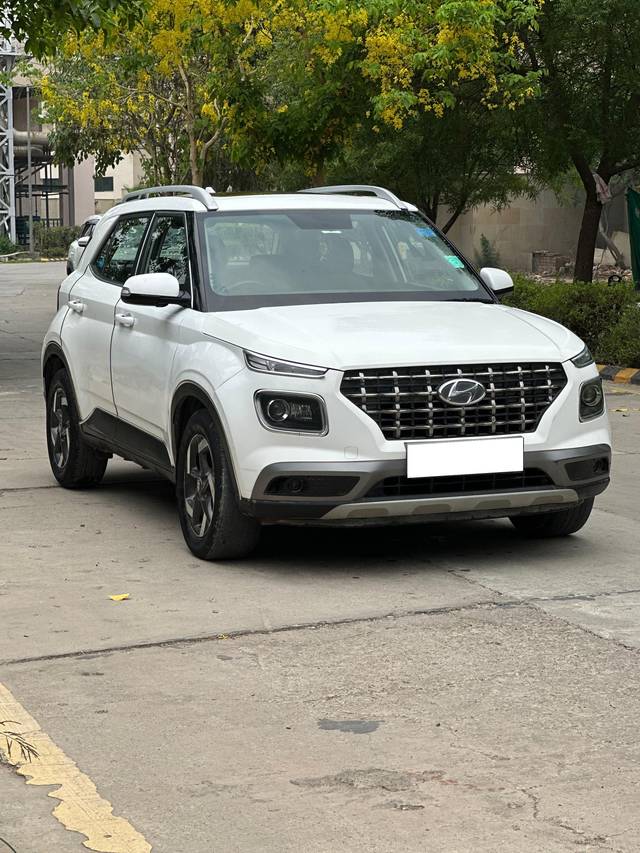 https://images10.gaadi.com/usedcar_image/4521897/original/processed_806f71f1f484bc3f25c7b4323804692c.jpg?imwidth=6400