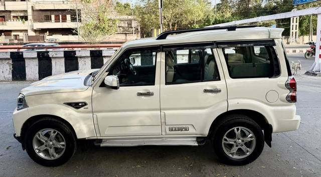 https://images10.gaadi.com/usedcar_image/4521935/original/processed_7c3127ead195fffeb26bf834f2312d0c.jpg?imwidth=6402