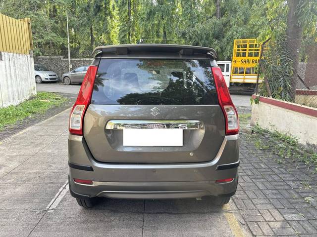 https://images10.gaadi.com/usedcar_image/4521945/original/processed_9bc6c365-1427-43c3-8613-cca06e1ebda6.jpg?imwidth=6402