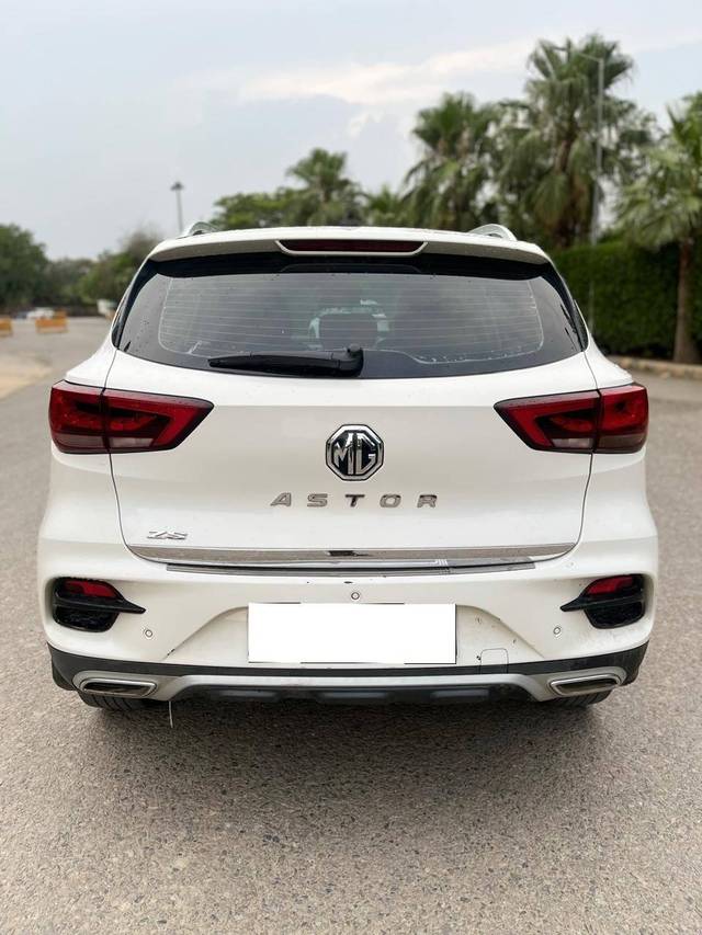 https://images10.gaadi.com/usedcar_image/4521994/original/processed_a1b131dcef35d36bf69376d88120baa8.jpg?imwidth=6402