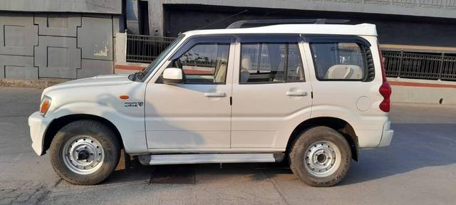 https://images10.gaadi.com/usedcar_image/4522014/original/processed_15c104f895882d5beff8b46b4ed686b1.jpeg?imwidth=6402