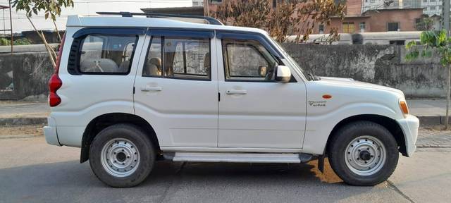 https://images10.gaadi.com/usedcar_image/4522014/original/processed_c367b0adffd6fd35f96cc304fa7c987f.jpeg?imwidth=6401