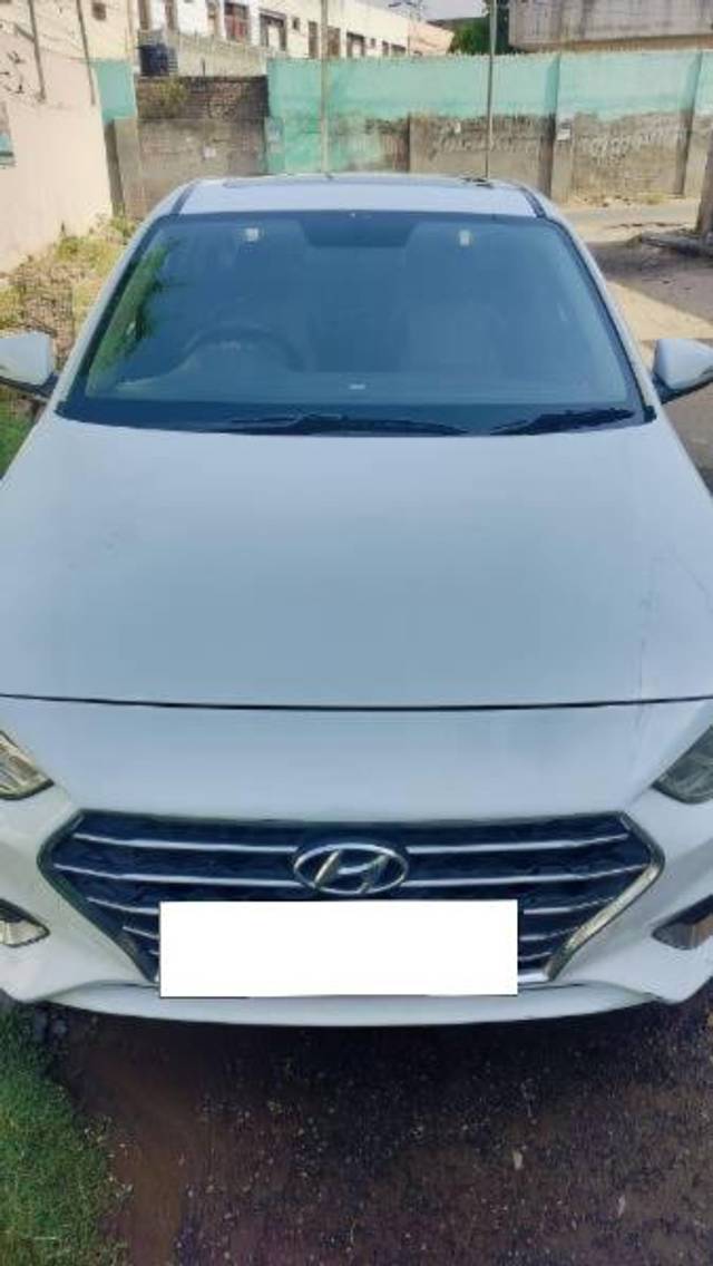 https://images10.gaadi.com/usedcar_image/4522053/original/processed_251f54c0-3675-4cde-910c-291125ca39cc.jpg?imwidth=6401