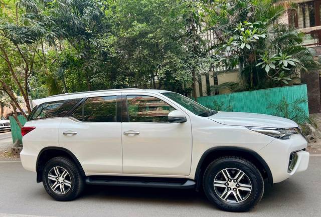https://images10.gaadi.com/usedcar_image/4522063/original/016a0215ebb5e35c0350c787ac580b67.jpg?imwidth=6402
