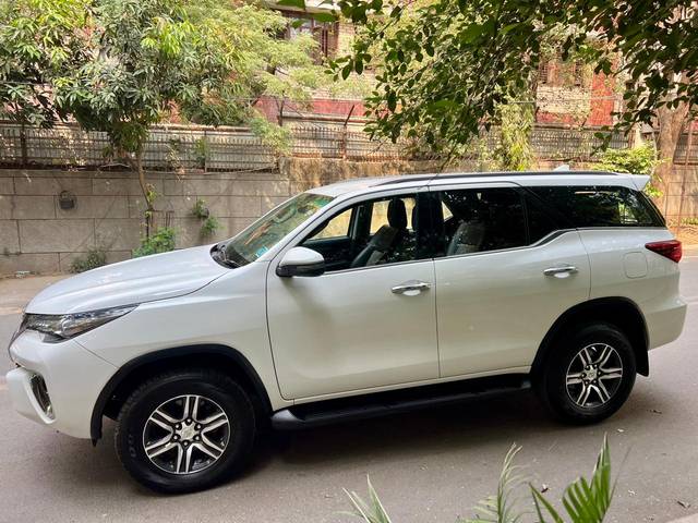 https://images10.gaadi.com/usedcar_image/4522063/original/ed3673ef636ed5447a30c96979c275b7.jpg?imwidth=6401