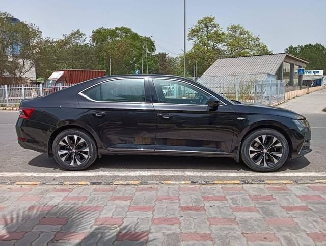 https://images10.gaadi.com/usedcar_image/4522100/original/processed_c07f3d805a54d44dbe319f641ab5455c.jpg?imwidth=6401